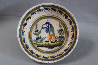 Saladier en faïence à décor polychrome d'un personnage, XVII…