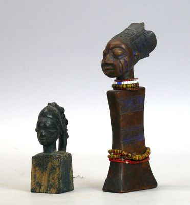 Deux poupées de fécondité "Omolongidi" en bois mi-dur à pati…