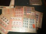 beaucoup de timbres posés sur une table, à côté d'un livre