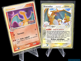 deux cartes pokemon posées l'une sur l'autre sur une table