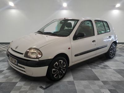 la photo d'une petite voiture blanche garée dans un garage