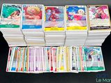 un lot de cartes posées sur une table