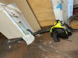 un ventilateur posé par terre près d'un mur