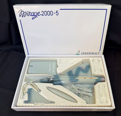 une boîte contenant une maquette d'avion de chasse