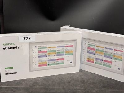 deux boîtes blanches ornées de calendriers, posées sur une table