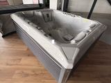 une photo d'une salle de bains avec une baignoire jacuzzi au milieu de la pièce