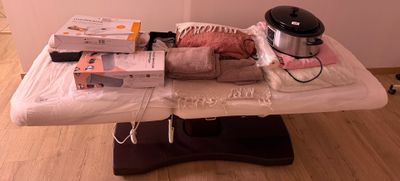 une table sur laquelle sont posés de nombreux objets, avec une mijoteuse posée dessus