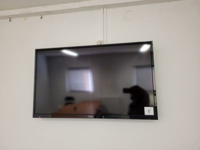 une télévision à écran plat accrochée au mur dans une pièce