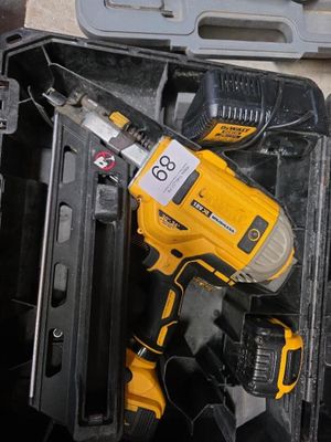 une perceuse sans fil dans une boîte à outils contenant d'autres outils