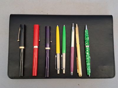 Lot de stylos plumes et billes :