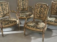 Suite de quatre fauteuils cabriolet en bois laqué crème rech… (photo 3)