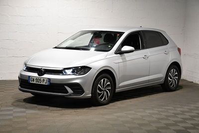 La Volkswagen Polo blanche est garée dans un parking couvert.
