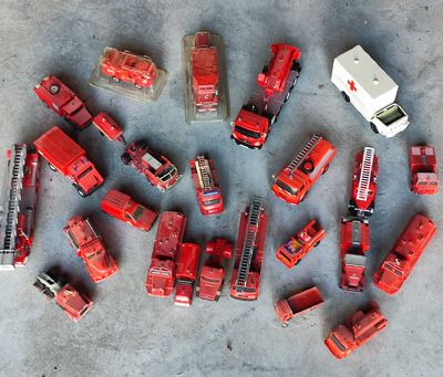 beaucoup de camions de pompiers rouges posés par terre
