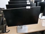 de nombreux écrans d'ordinateur posés sur un bureau