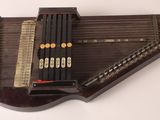 un instrument de musique posé sur une surface blanche
