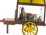 une charrette en bois avec un toit jaune et des roues jaunes