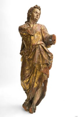 Grand "Ange" en bois sculpté et doré.