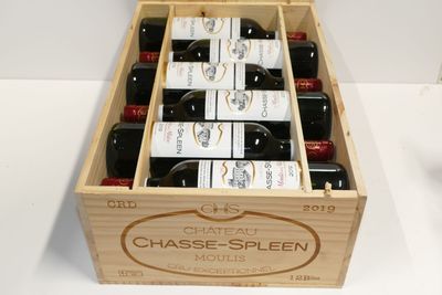 plusieurs bouteilles de vin dans un coffret en bois