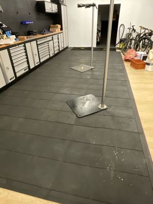 une photo d'une salle de sport avec un sol noir