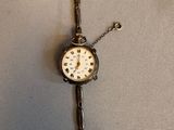 une horloge suspendue à une chaîne au mur