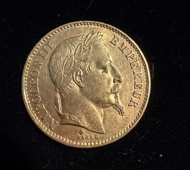 gros plan d'une pièce d'or sur une surface noire