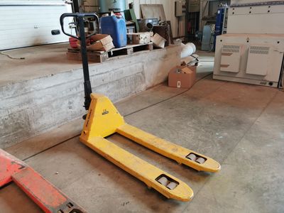 deux palettes qui se trouvent dans un garage