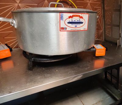 une grande casserole posée sur une table en métal
