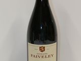 une bouteille de vin posée sur une table