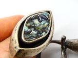 une personne tenant une bague en argent avec un abana abana abana abana abana abana abana abana abana abana abana