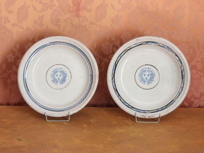 deux assiettes posées sur une table