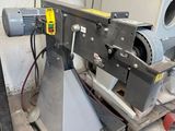une machine posée sur une palette dans un garage