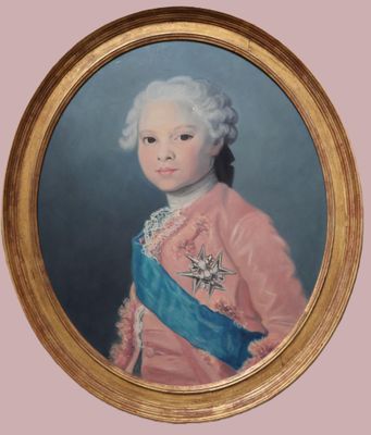 portrait d'un jeune garçon vêtu d'un manteau rose et d'une écharpe bleue
