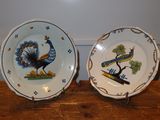 deux assiettes posées sur une table en bois