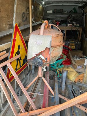 une photo d'un camion dont la benne est remplie de bric-à-brac