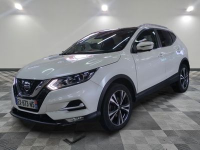 le suv blanc de nissan est garé sur un sol en damier