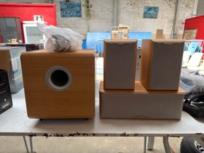 Un ensemble home cinéma Jamo comprenant une paire d'enceinte…