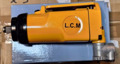 une machine jaune posée sur une boîte