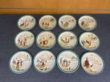 neuf assiettes ornées de photos de personnes, posées sur une table