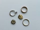 trois bagues et une bague sur laquelle est représenté un visage