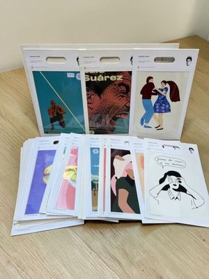 une pile de cartes posées les unes à côté des autres sur une table