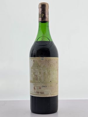 une bouteille de vin posée sur une table