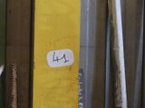 un autocollant sur lequel est inscrit « 14 » sur le côté d'une porte jaune