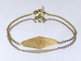 bracelet plaqué or avec une breloque en forme de flèche plaquée or, montée sur une chaîne