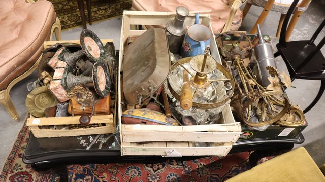 Lot de 3 caisses de brocante diverse : clystères, pichet émaillé,...
