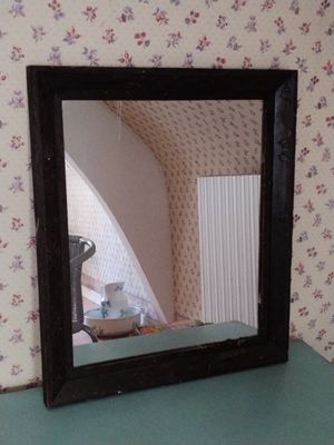 un miroir posé sur une commode