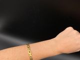 le bras d'une femme, orné d'un bracelet en or