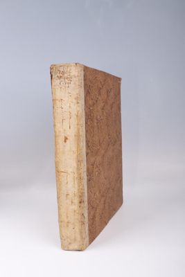 un vieux livre posé sur une table blanche