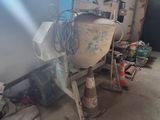 une bétonnière posée au milieu d'une pièce