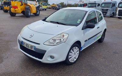 une petite voiture blanche garée dans un parking