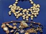 une table bleue sur laquelle sont posés tout un tas de bijoux